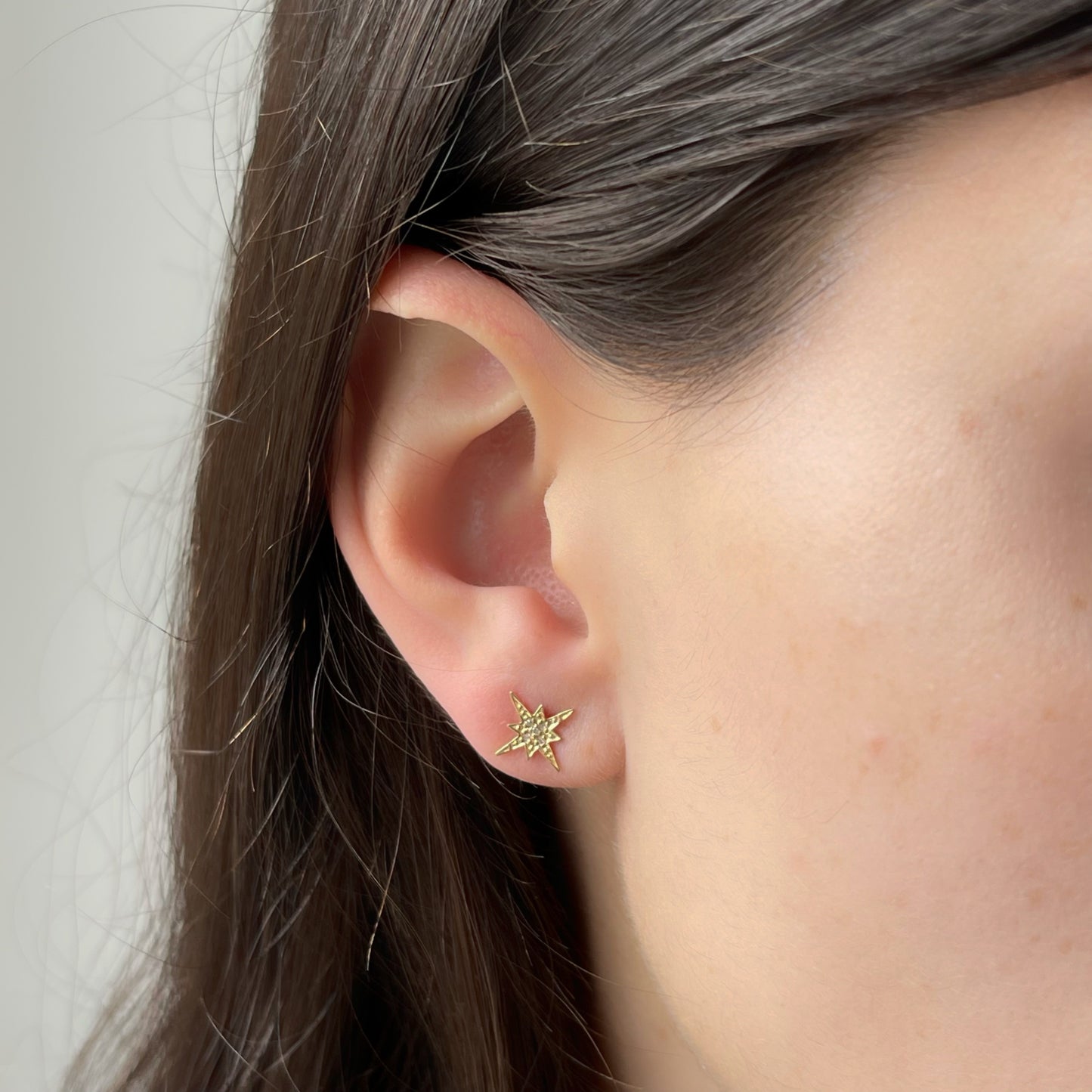 Aretes en oro amarillo 14K de estrella polar con diamantes 0.04ctw