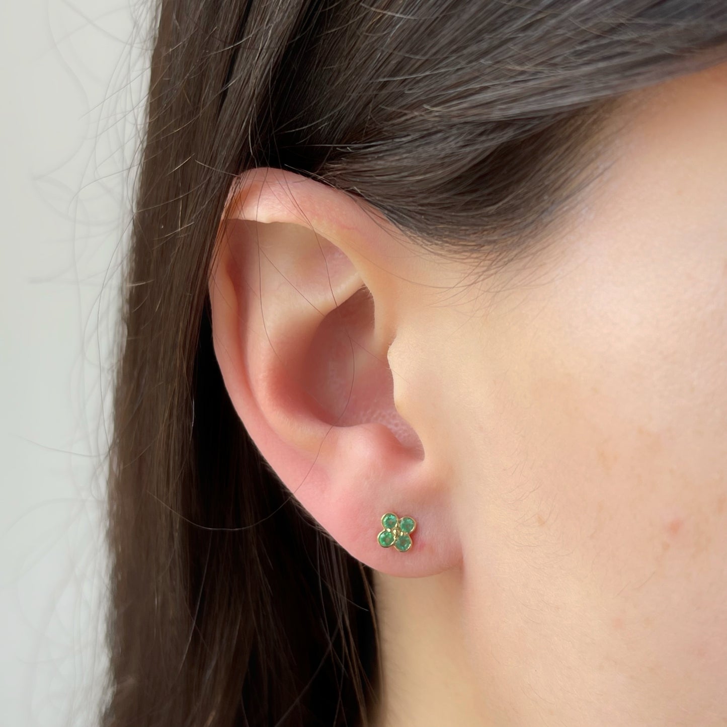 Aretes en oro amarillo 10k con flor de esmeraldas biseladas y broche a rosca