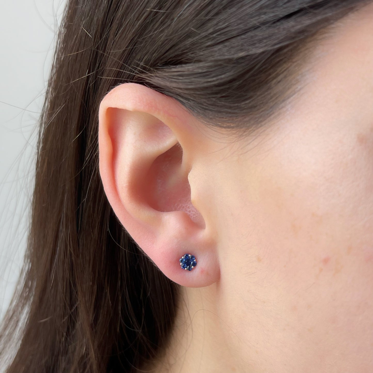 Aretes mini cluster de zafiros 0.30ctw en oro blanco 10k con broche a rosca