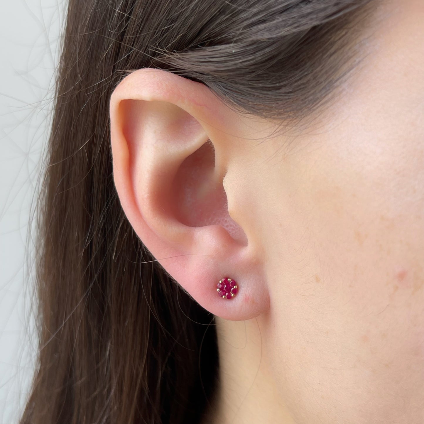 Aretes mini cluster de rubíes 0.30ctw en oro amarillo 10k con broche a rosca