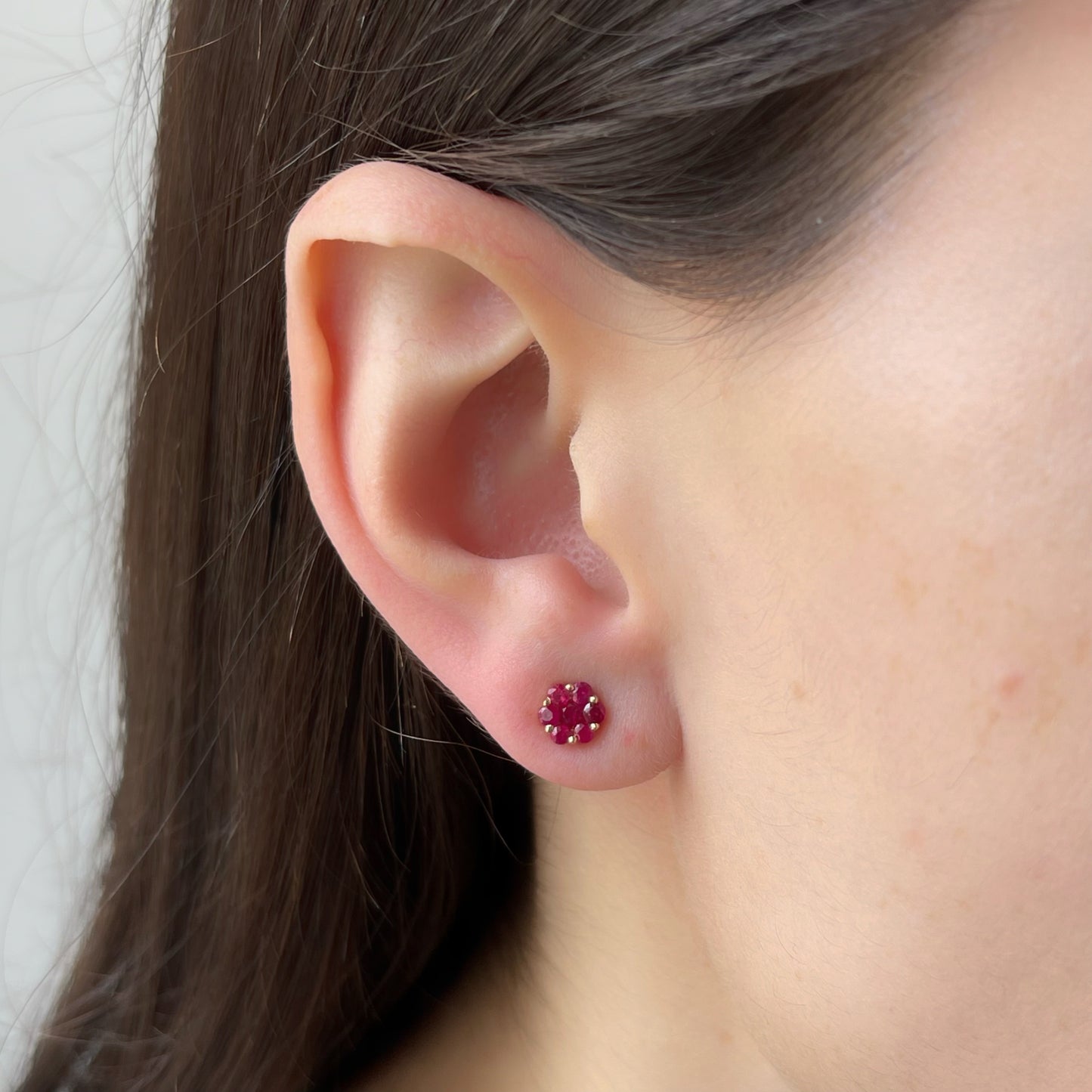 Aretes cluster de rubíes 0.60ctw en oro amarillo 10k con broche a rosca