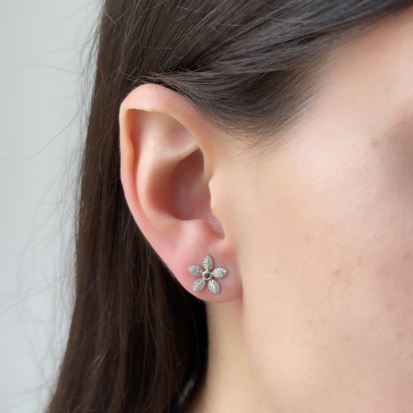 Aretes flor de diamantes 0.25ctw con centro de zafiro en oro amarillo 10k con broche a rosca