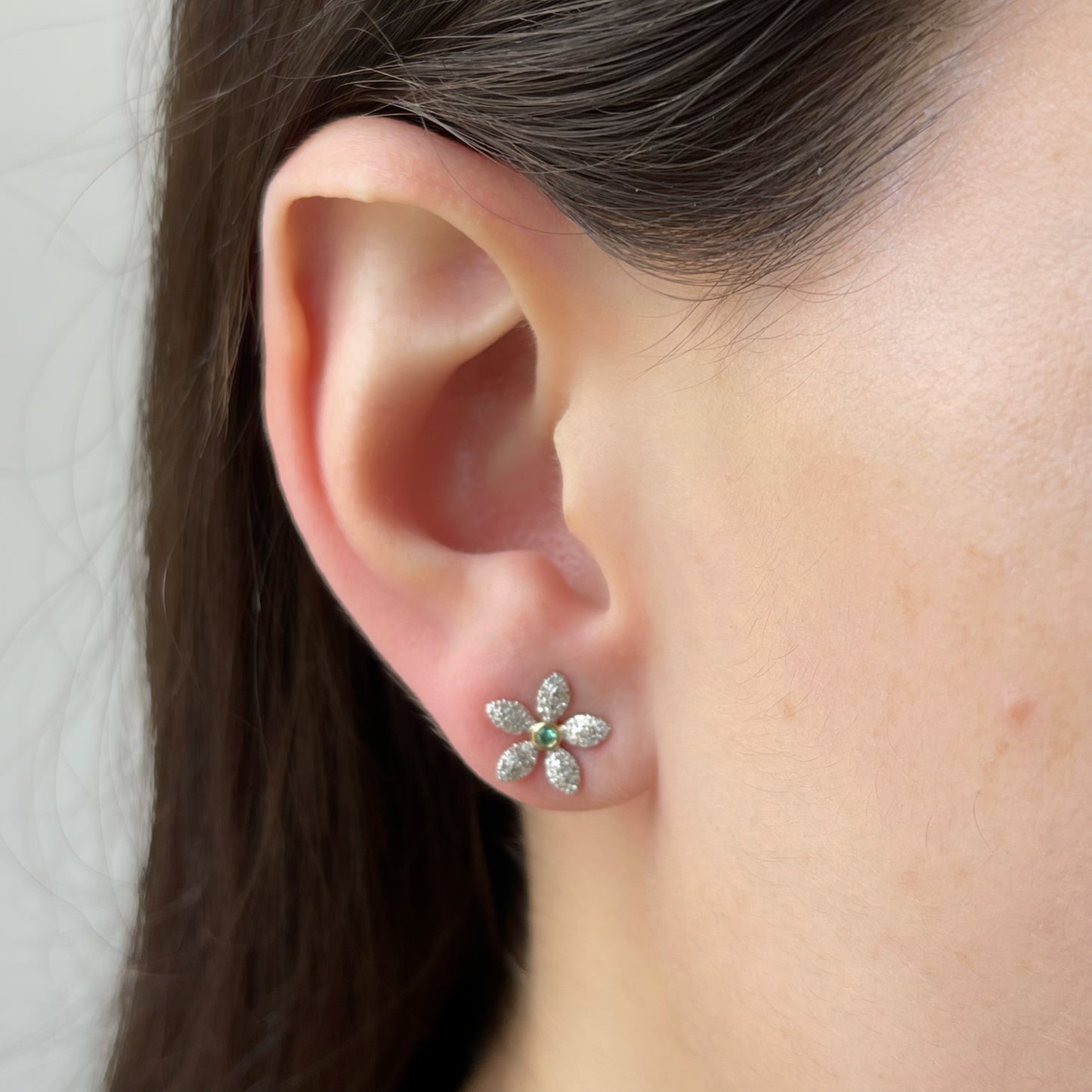 Aretes flor de diamantes 0.25ctw con centro de esmeralda en oro amarillo 10k con broche a rosca