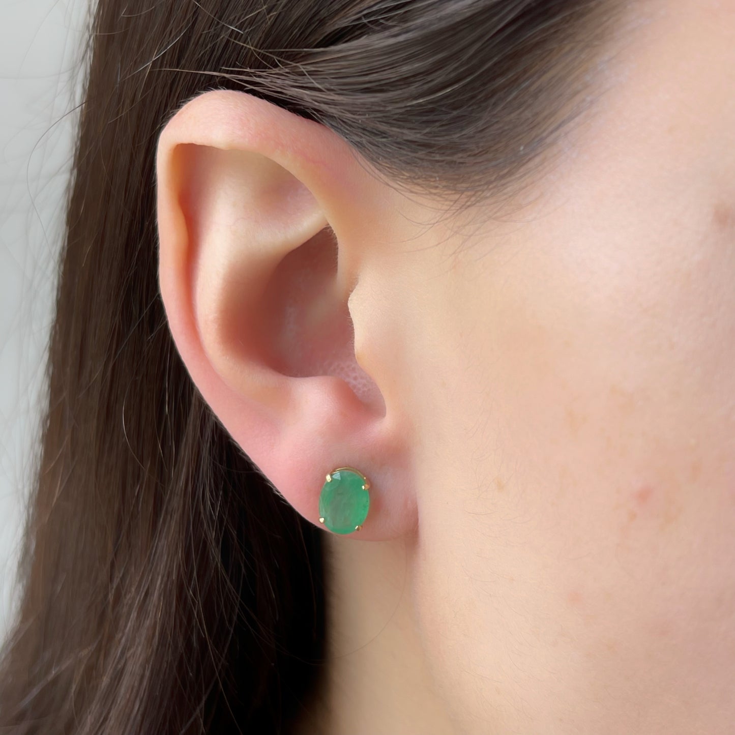 Aretes en oro amarillo 14K con esmeraldas ovaladas