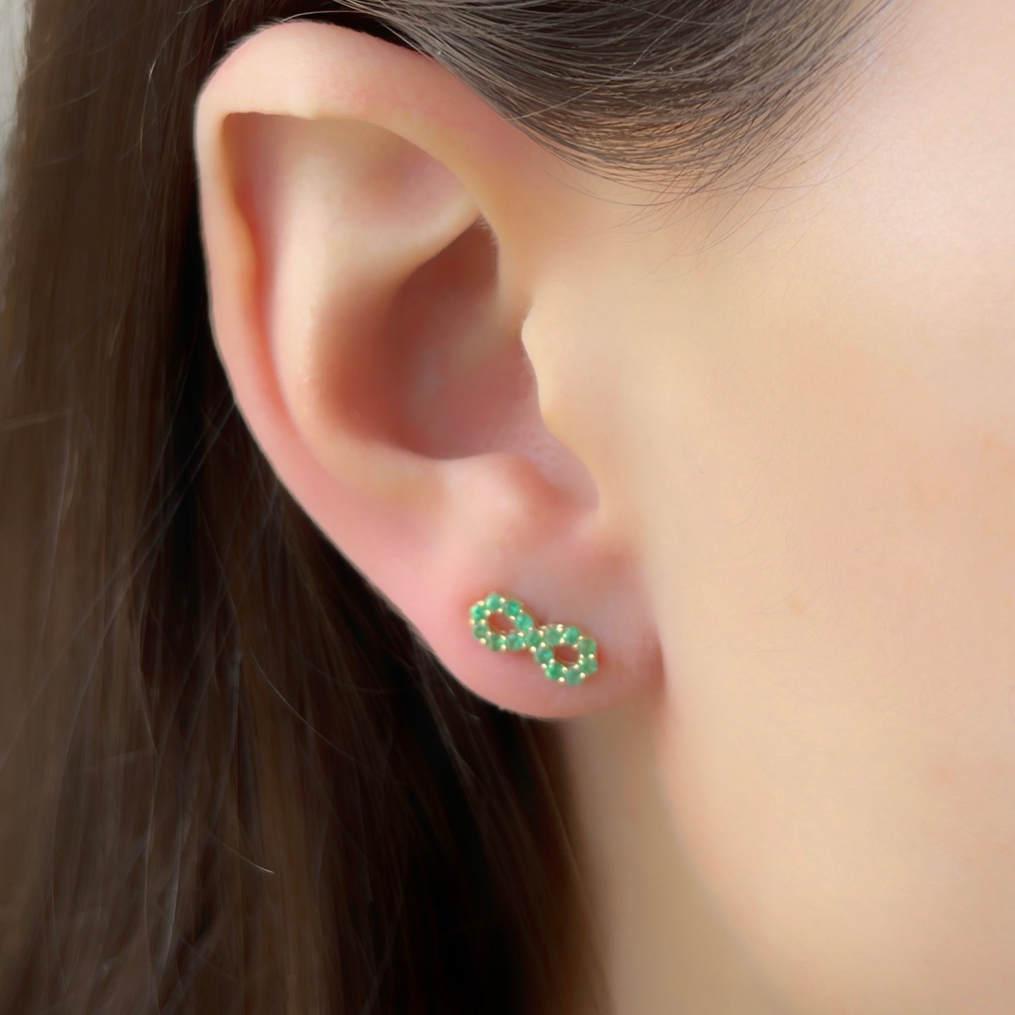 Aretes de infinito de esmeraldas en oro amarillo 10k con broche a rosca