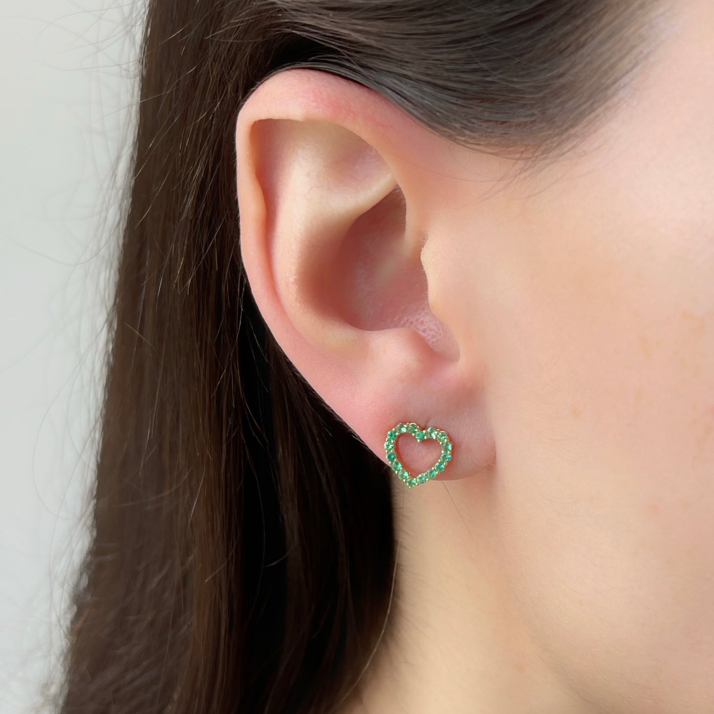 Aretes de corazón de esmeraldas en oro amarillo 10k con broche a rosca