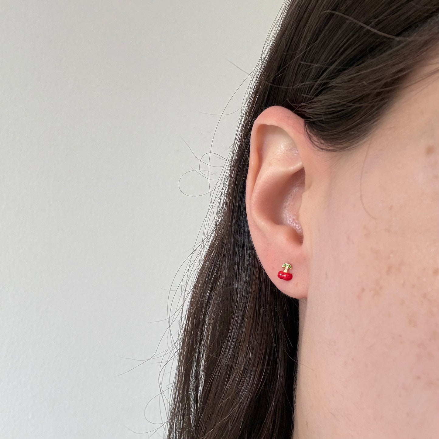 Aretes cereza esmaltada en oro amarillo 14K con tope rosca