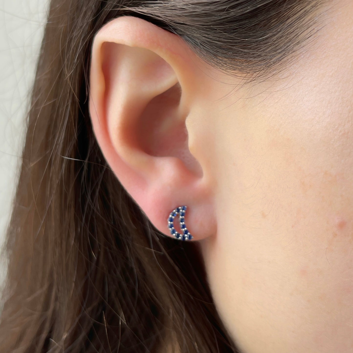 Aretes de luna de zafiros en oro blanco 10k con broche a rosca