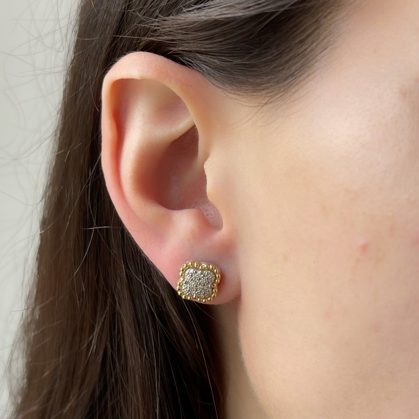 Aretes de flor de plata con diamantes 0.12ctw y borde de baño de oro amarillo