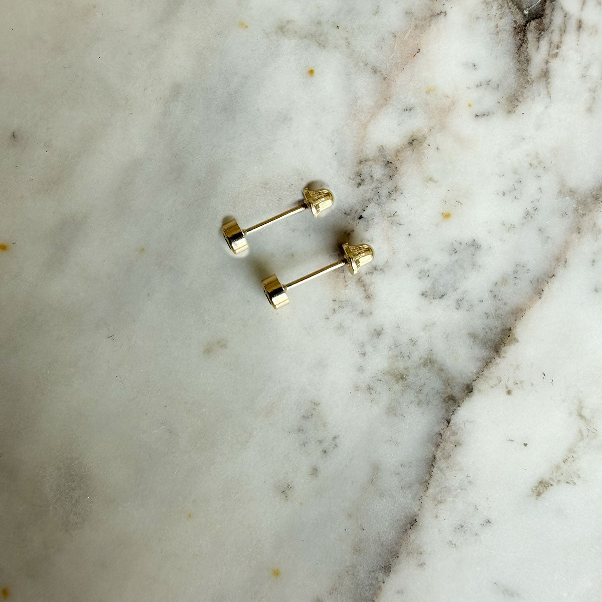 Aretes en oro amarillo 14k con circón fucsia biselado borde fino con tope rosca