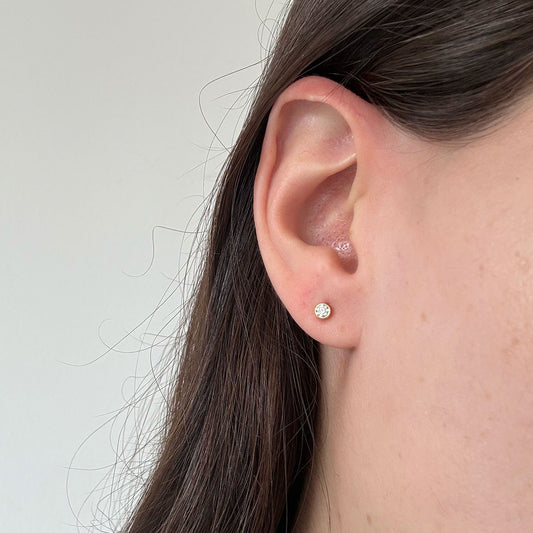 Aretes en oro amarillo 18K con circonita biselada blanca con tope rosca