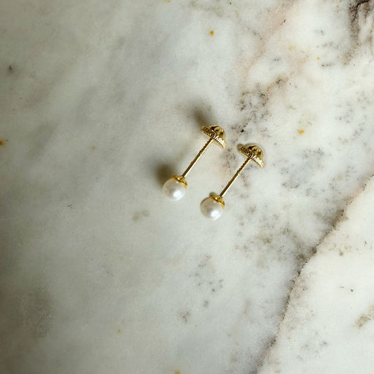 Aretes de perla 0.35mm en oro amarillo 18K con tope rosca