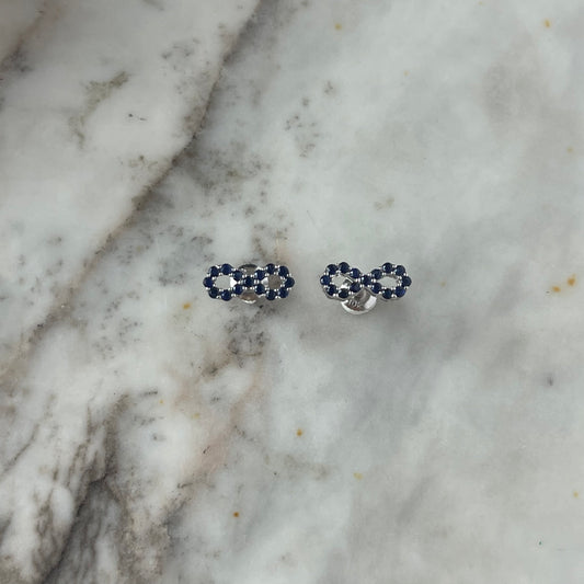 Aretes de infinito de zafiros en oro blanco 10k con broche a rosca