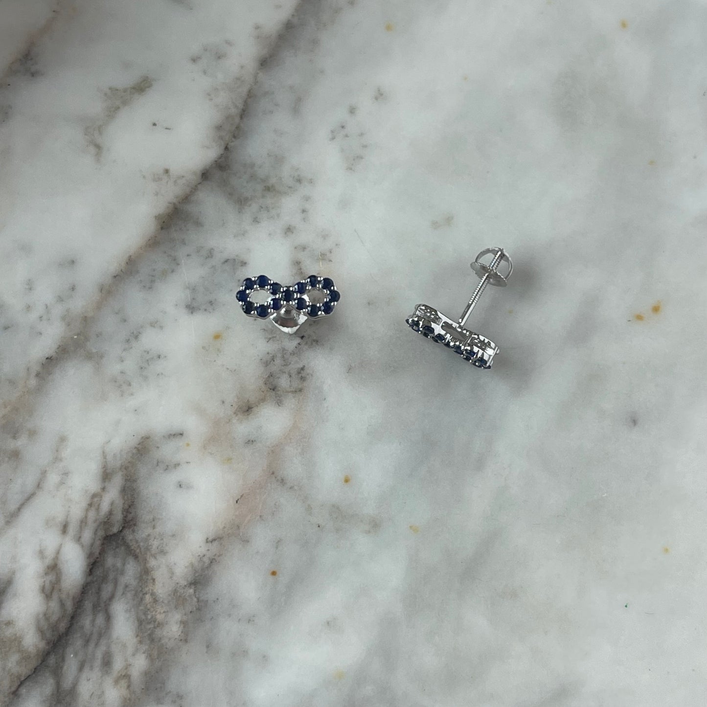 Aretes de infinito de zafiros en oro blanco 10k con broche a rosca