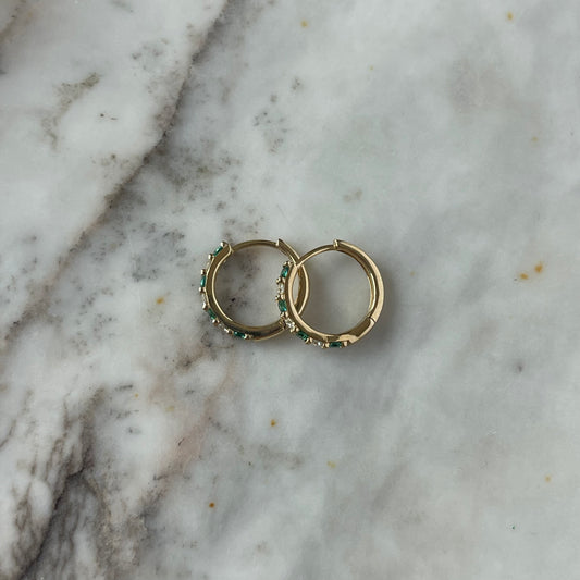 Huggies de oro amarillo 10k con esmeraldas y diamantes de laboratorio