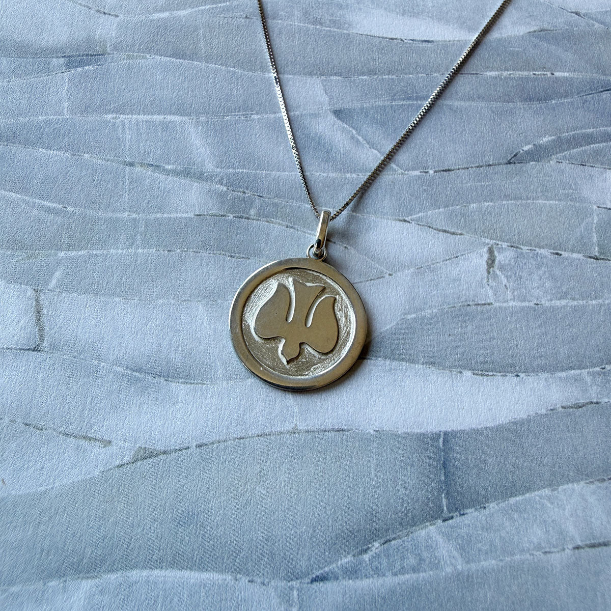 Medalla Espiritu Santo relieve grande en plata