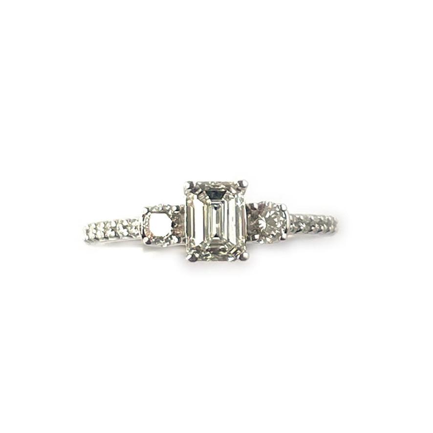 Anillo de compromiso en oro blanco 14K con diamantes de laboratorio.