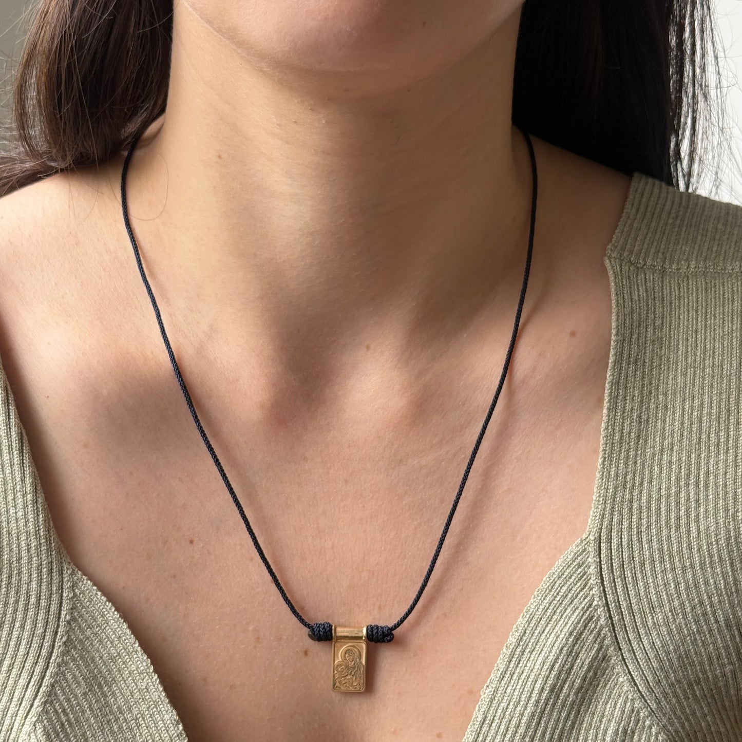 Escapulario rectangular con pasacadena tubo en plata con baño de oro amarillo