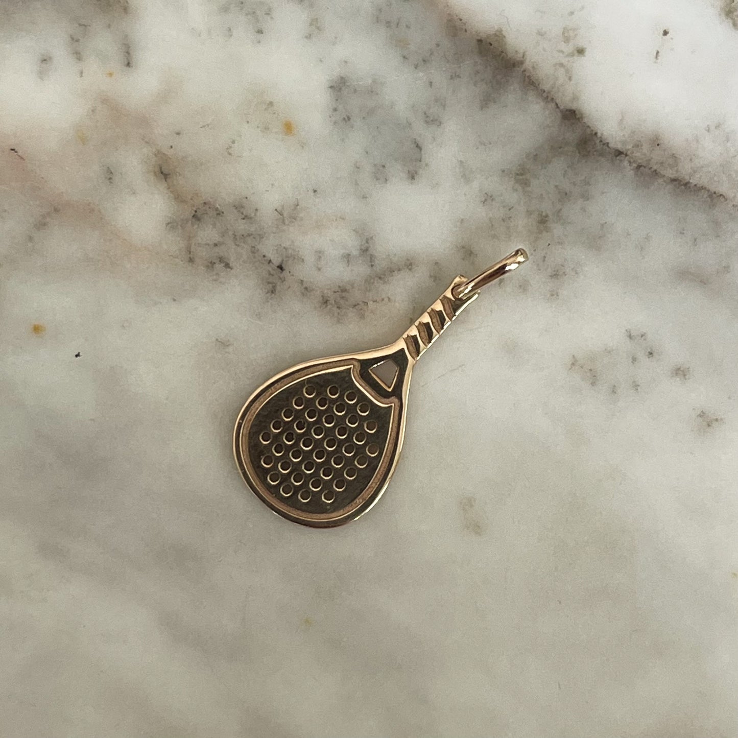 Dije pala de padel en plata con baño de oro amarillo
