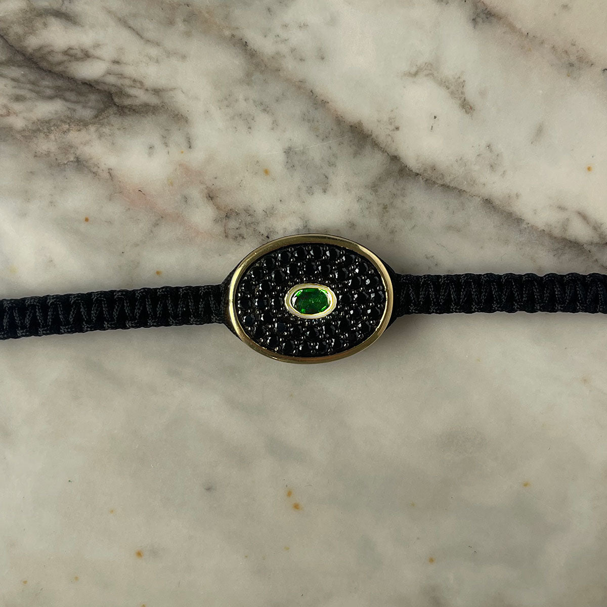 Pulsera de plata con baño de oro con diópsido de cromo y espineles negros y cordón