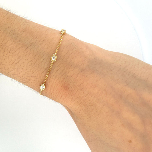 Pulsera de plata en baño de oro amarillo con diamantes corte esmeralda de laboratorio 0.50ctw