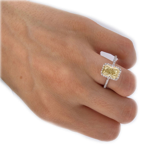 Anillo en oro blanco 14K con diamante amarillo corte radiante de laboratorio 1.97ct y diamantes blancos de laboratorio 2.25ctw