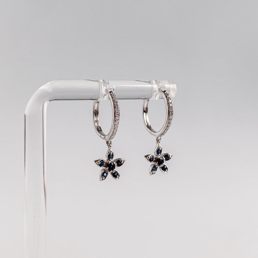 Argollas de diamantes 0.12ctw en oro blanco 10k con flor colgante de zafiros