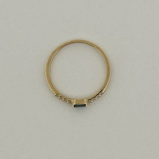 Anillo en oro amarillo 10K con zafiro rectangular y diamantes 0.10ctw