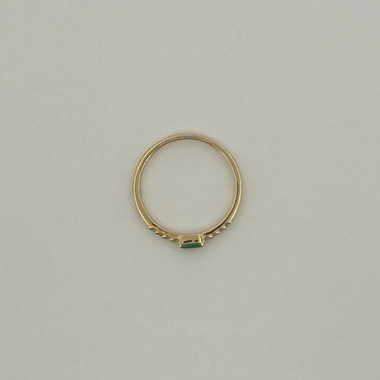 Anillo en oro amarillo 10K con esmeralda rectangular y diamantes 0.10ctw