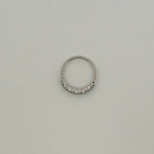 Anillo medio cintillo en oro blanco 10K con esmeraldas y diamantes en x