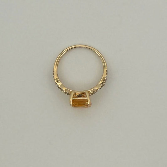Anillo en oro amarillo 10K con citrino y diamantes 0.20ctw