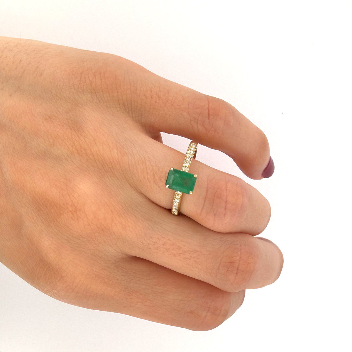 Anillo en oro amarillo 10K con esmeralda rectangular y diamantes 0.15ctw