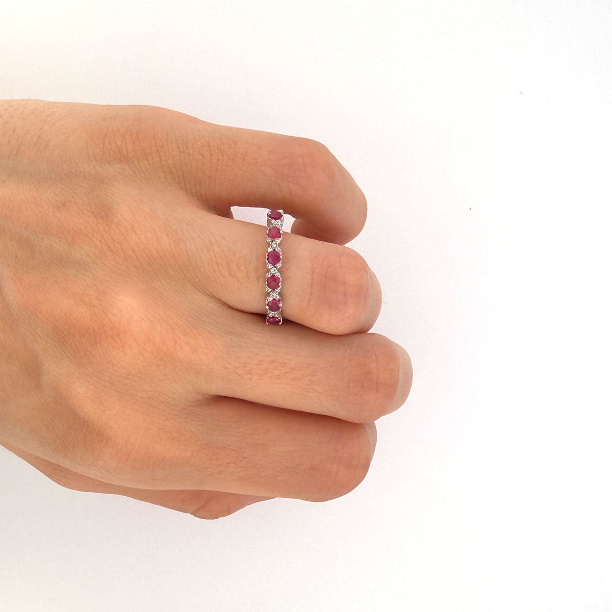 Anillo medio cintillo en oro blanco 10K con rubíes y diamantes en x