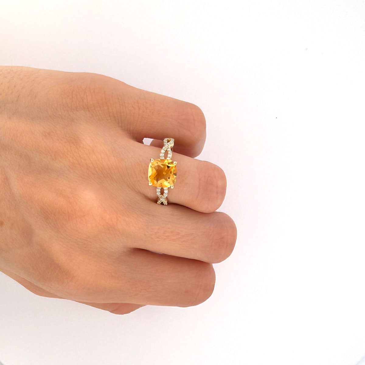 Anillo en oro amarillo 10K con citrino y diamantes 0.20ctw