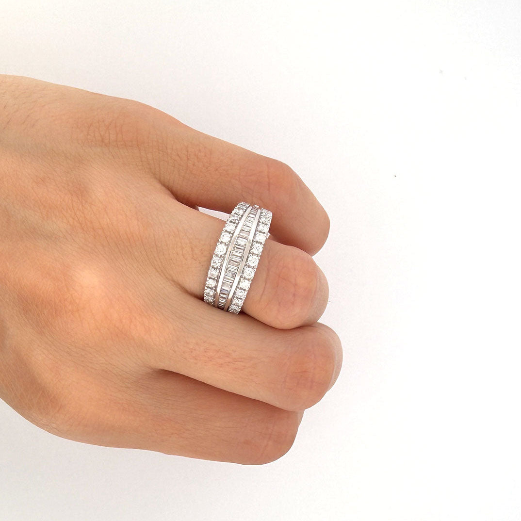 Anillo de plata medio cintillo de tres filas de diamantes de laboratorio 1ctw