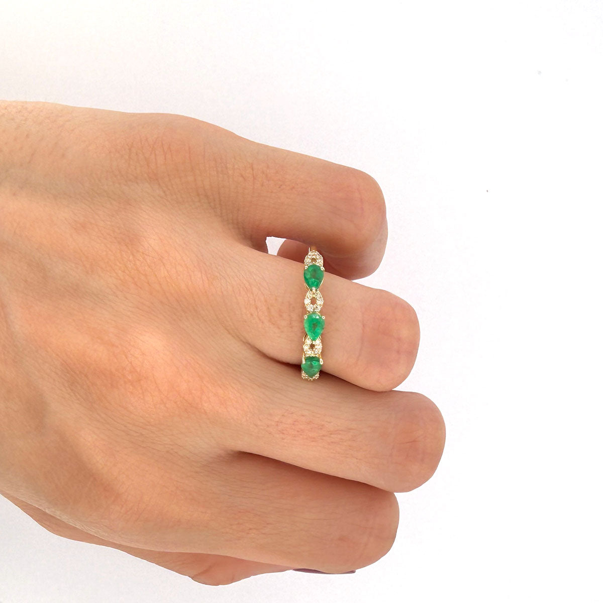 Anillo medio cintillo en oro amarillo 10K con esmeralda corte pera y diamantes 0.10ctw