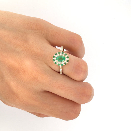 Anillo en oro amarillo 10K con esmeralda ovalada y doble halo de diamantes 0.40ctw y esmeraldas