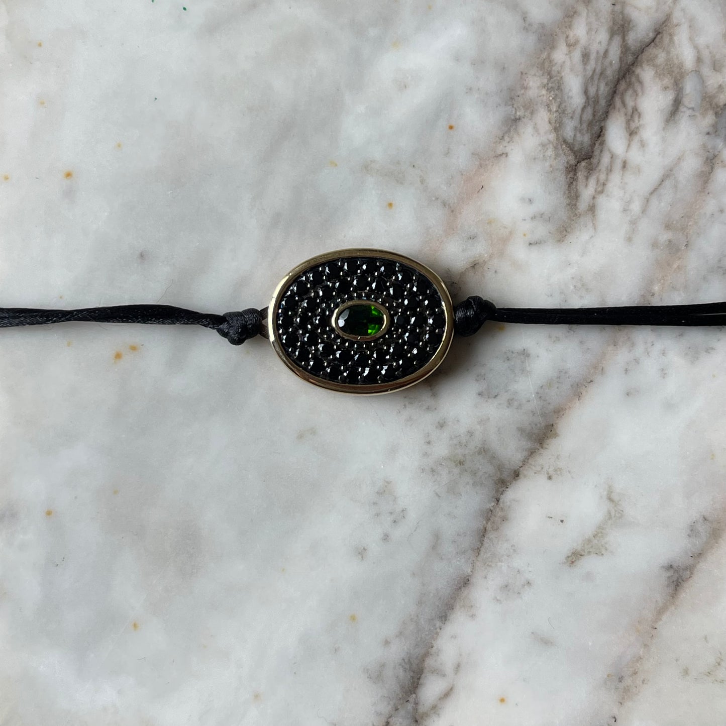 Pulsera de plata con baño de oro con diópsido de cromo y espineles negros y cordón