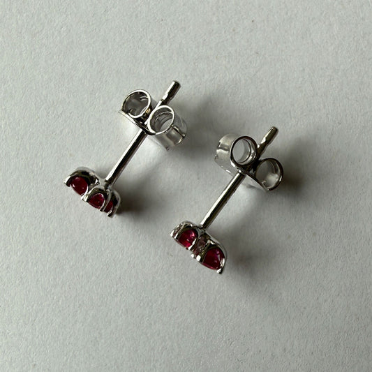 Aretes en oro blanco 14K con tres rubíes redondos