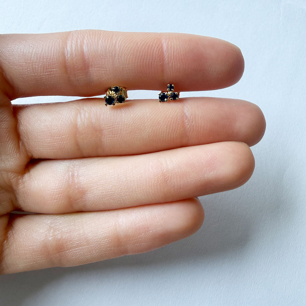 Aretes en oro amarillo 14K con tres zafiros redondos