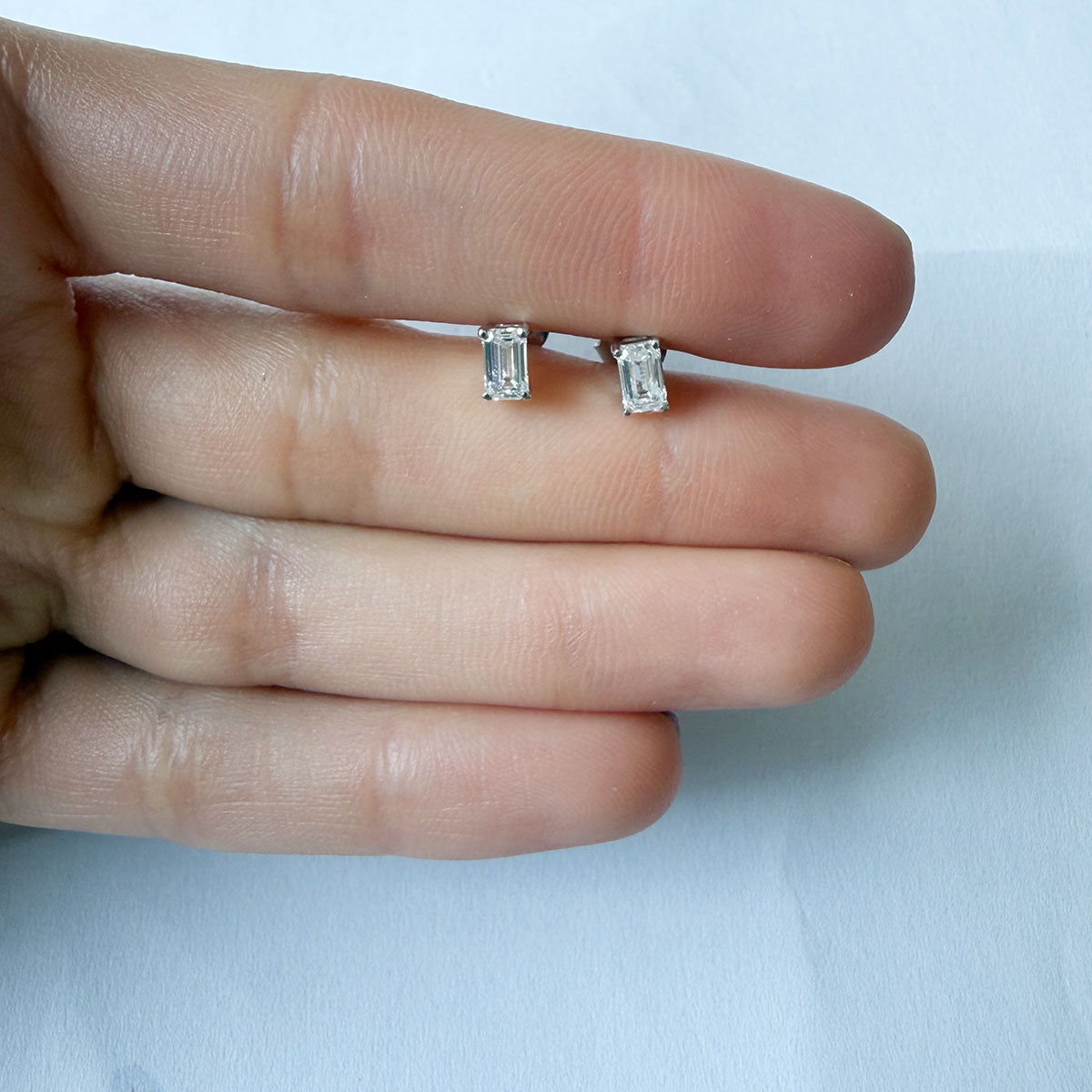 Aretes de plata studs de diamantes corte esmeralda de laboratorio 0.60ctw