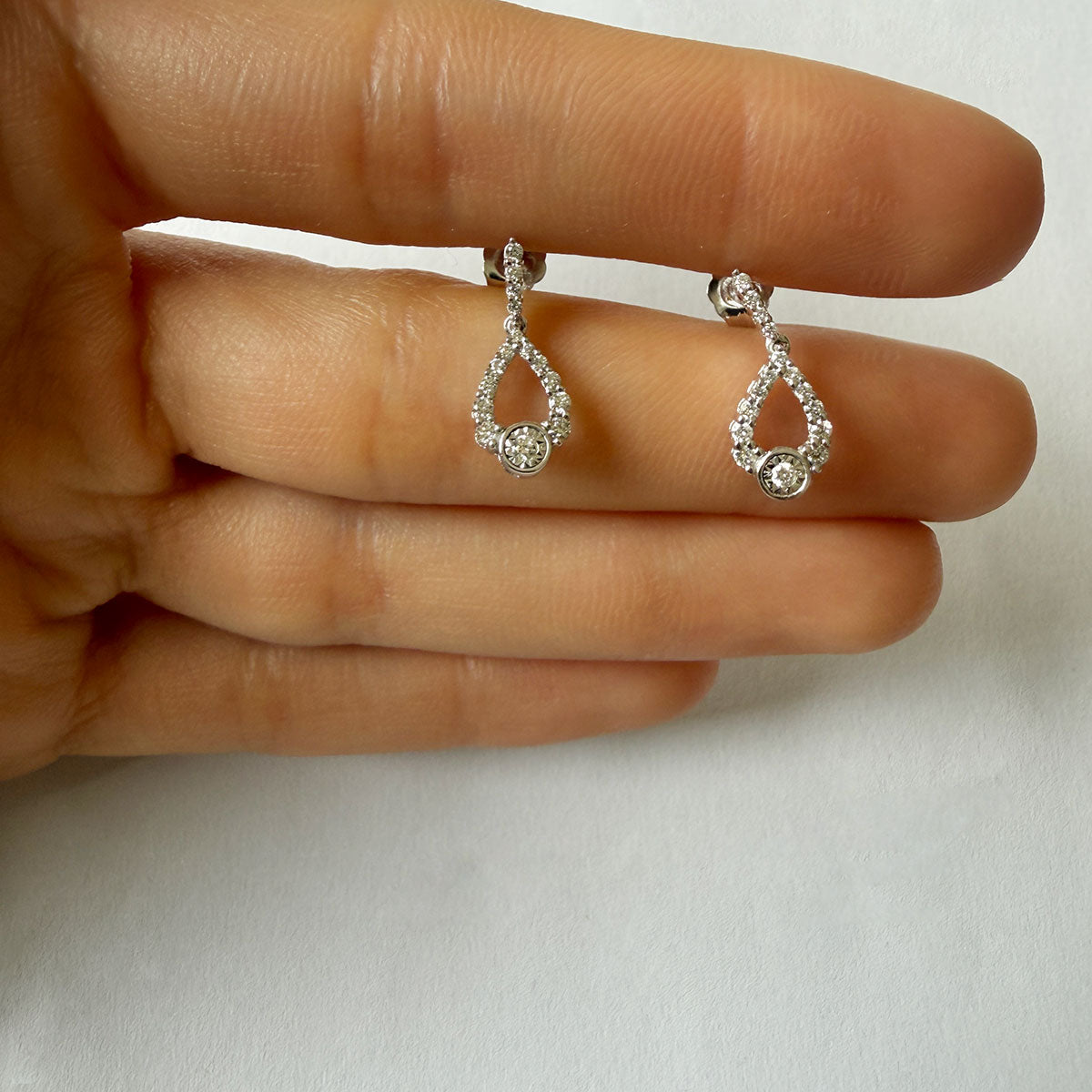 Aretes en oro blanco 10K con gota abierta colgante de diamantes 0.25ctw