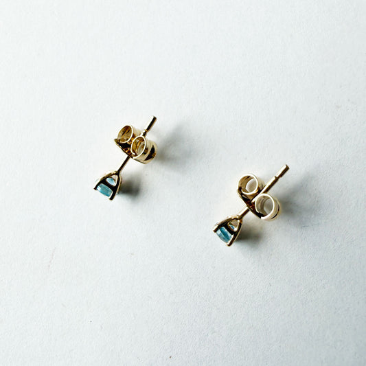 Aretes en oro amarillo 14K studs de topacio azul 0.26ctw