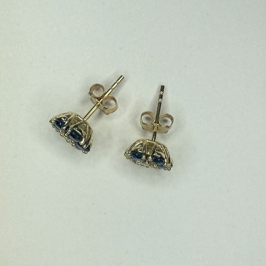 Aretes en oro amarillo 10K en forma de flor con zafiros redondos y diamantes central 0.10ctw