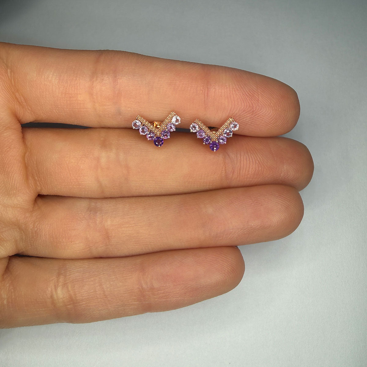 Aretes en forma de V en oro rosa 10K con amatistas