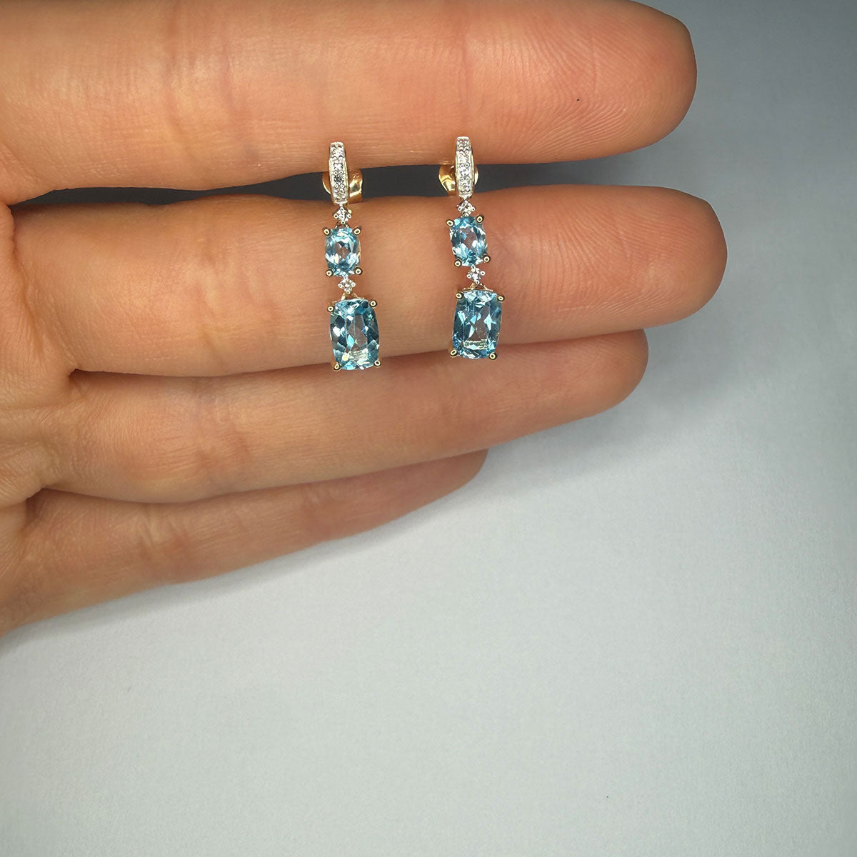 Aretes en oro amarillo 10K con dos topacios colgantes y diamantes