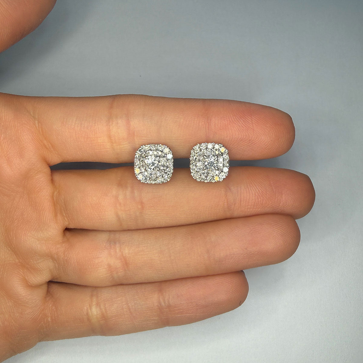 Aretes en oro blanco 10K en forma cuadrada con diamante redondo y doble halo 1ctw