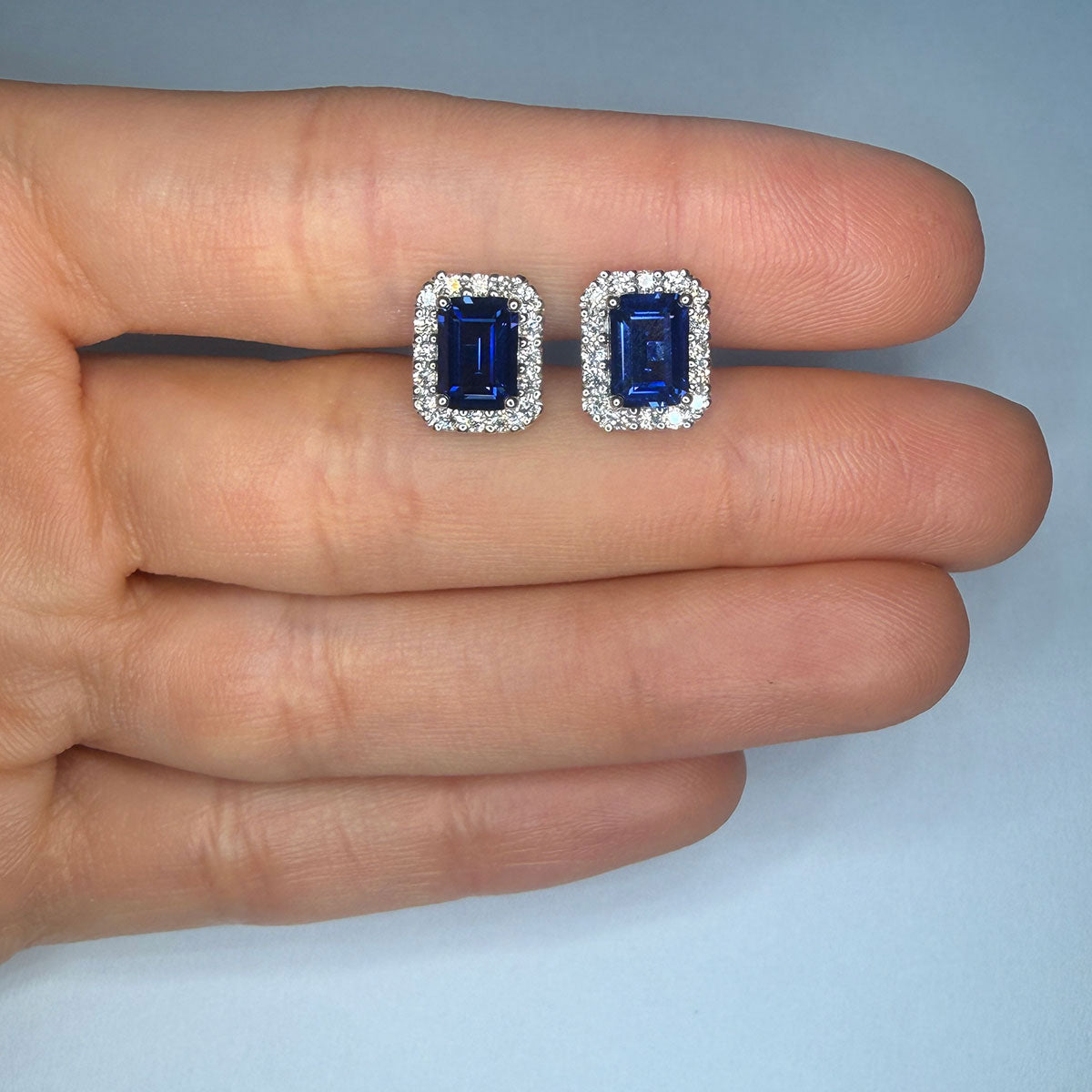 Aretes en oro blanco 10K con zafiros de laboratorio rectangulares y halo de diamantes de laboratorio 0.45ctw