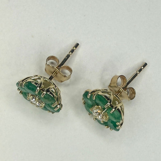 Aretes en oro amarillo 10K con flor de esmeraldas redondas y centro de diamantes 0.20ctw