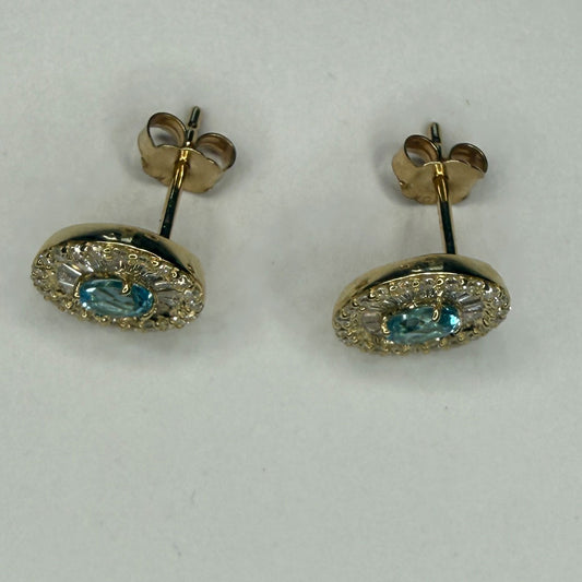 Aretes en oro amarillo 10K con topacio ovalado y halo de diamantes redondos y baguettes 0.40ctw